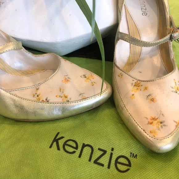 Kenzie Distressed gold and light yellow floral shoe size 6 1/2 - Picture 2 of 5